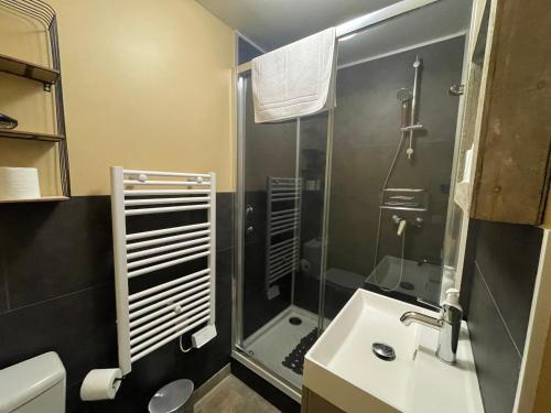 La salle de bains est pourvue d'une douche et d'un lavabo. dans l'établissement Cabane du Circuit, au Mans