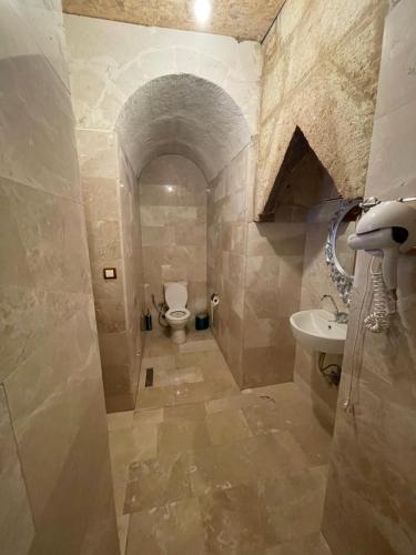 a bathroom with a toilet and a sink at DEDE CAVE KONAk in Urgup