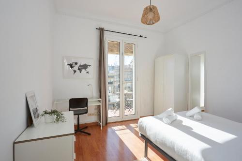 a bedroom with a bed and a desk and a window at 53PAR389 - Magnifico piso en el centro de Poble Sec in Barcelona