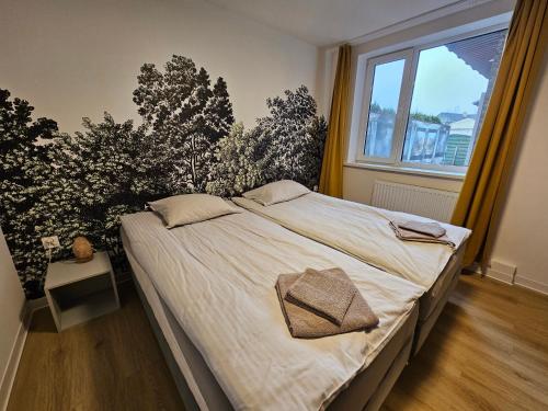 A bed or beds in a room at Słony Karmel Ciechocinek - minisanatorium, masaże, kosmetyczka, inhalacje 32 metry od tężni CAŁY NA WYŁĄCZNOŚĆ