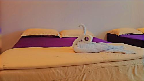 uma cama com um animal feito de toalhas em New Tauns Hotel em Klang