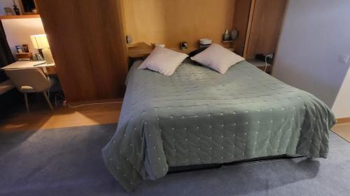 Llit o llits en una habitació de Studio Hôtel de l’Étrier