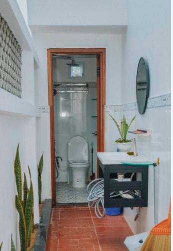 a bathroom with a toilet and a table with a sink at VILLA GIÓ BIỂN LAGI - Villa Gia đình 4 Phòng Ngủ, Sức chứa 8 - 20 Khách, Cách Biển Cam Bình 700m di chuyển, Sân Vườn Rộng Rãi, Tiện Nghi Nướng BBQ & Bãi Đậu Xe Ô tô Miễn Phí in Lagi