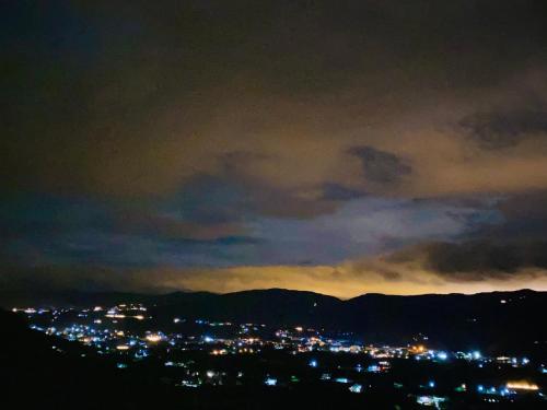 uma vista para uma cidade à noite com luzes em Nacasoo hill em Tiên Hai