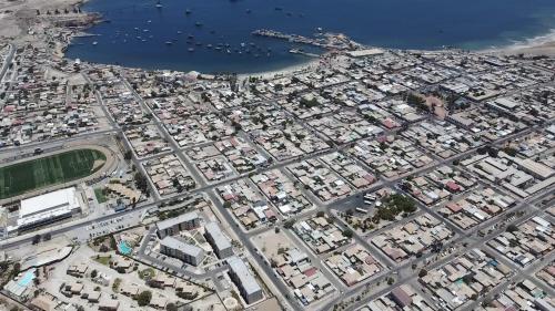 Ett flygfoto av Acogedor departamento en Caldera, Bahía Inglesa, con Aire Acondicionado