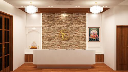 eine Lobby mit einer Steinmauer und einer weißen Bank in der Unterkunft New Hotel Snow Crest in Badrīnāth