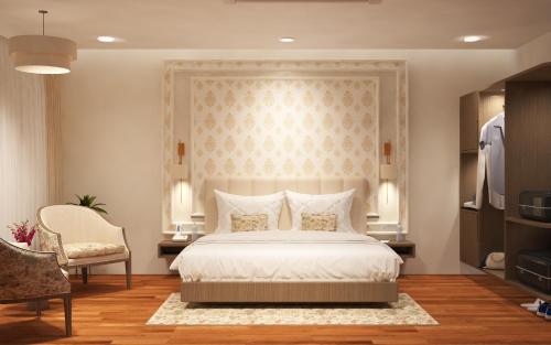 sypialnia z dużym białym łóżkiem i krzesłem w obiekcie New Hotel Snow Crest w mieście Badrinath