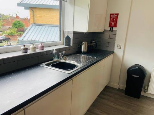 Köök või kööginurk majutusasutuses Stunning townhouse in uphill historic Lincoln - Pass the Keys