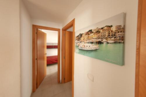 korytarz z obrazem wiszącym na ścianie w obiekcie Casa de 5 habitaciones en Cala D'or w mieście Cacla D'or