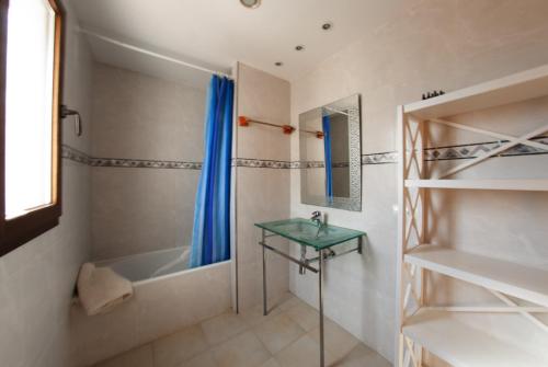łazienka z wanną, umywalką i prysznicem w obiekcie Casa de 5 habitaciones en Cala D'or w mieście Cacla D'or