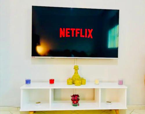 een tv aan de muur met een netflix-bord erop bij Villa Marrakech in Marrakesh