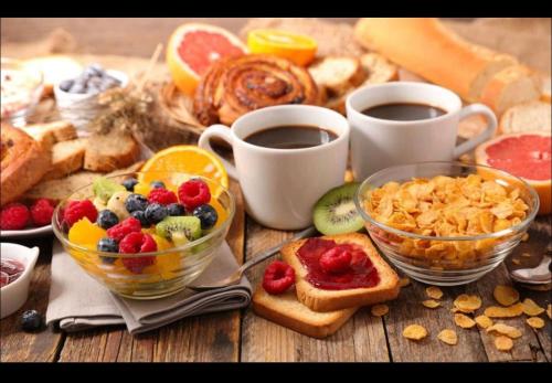 - une table avec deux tasses de café et des aliments pour le petit-déjeuner dans l'établissement Very beautiful apartment with see view 5th, à Casablanca