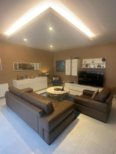 un salon avec un canapé et une table dans l'établissement Appartement familial 140 m2 Paris 13, à Paris