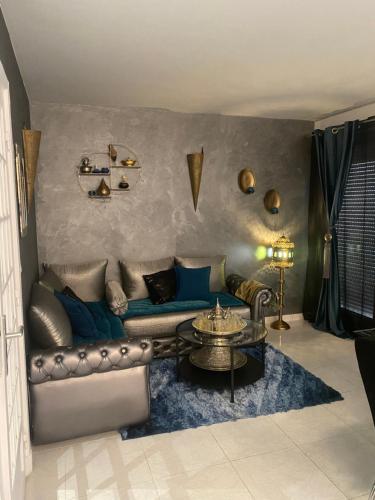 un salon avec un canapé et une table dans l'établissement Appartement familial 140 m2 Paris 13, à Paris