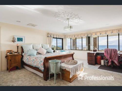 Ένα ή περισσότερα κρεβάτια σε δωμάτιο στο Beachfront Penthouse by Peppy Beach Retreats®