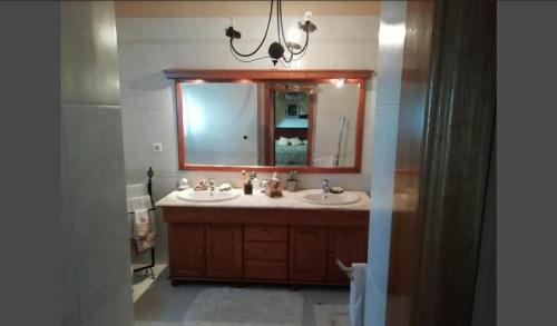 a bathroom with two sinks and a mirror at Global Guest Rooms in Sintra