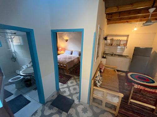 Cette petite chambre comprend un lit et une cuisine. dans l'établissement Nobian House Studios #1, à Louxor