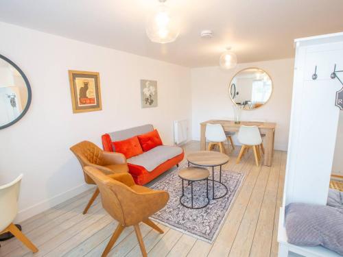 uma sala de estar com um sofá e uma mesa em Pass the Keys Stylish apartment in peaceful Oxfordshire suburb em Kidlington