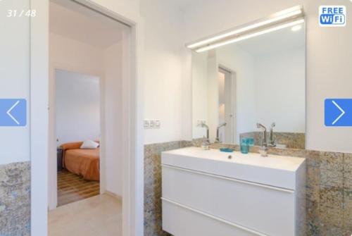 Casa Mendi en Lloret de Mar في يوريت دي مار: حمام مع حوض ومرآة