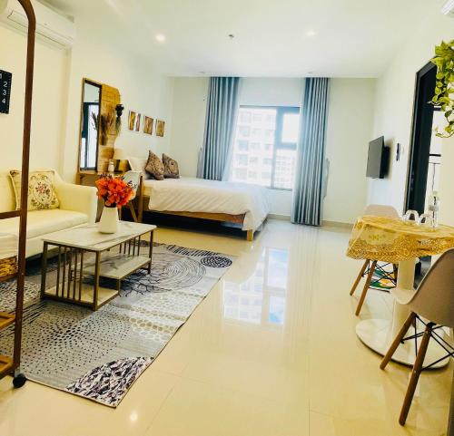 a large living room with a bed and a couch at Căn hộ studio Vinhomes Grand Park, Thủ Đức city, Hồ Chí Minh city in Long Bình