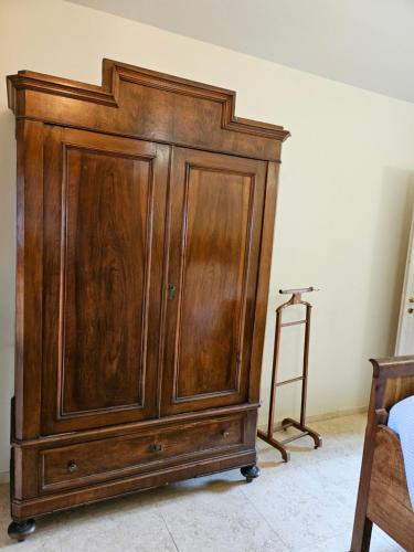 un armario de madera en la esquina de una habitación en B&B Il Castellaro Zocca, en Zocca