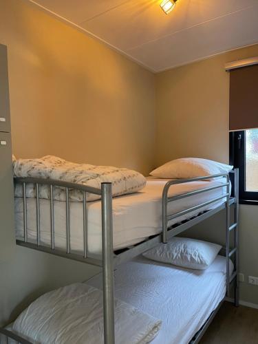 - une chambre avec 2 lits superposés dans l'établissement It Fugelnest, à Tzummarum
