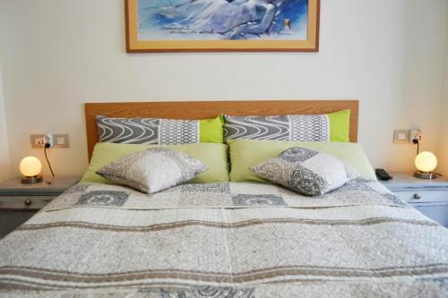 - une chambre avec un lit et 2 oreillers dans l'établissement Sant Pere 139 Apartments, à El Campello