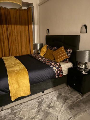 ein Schlafzimmer mit einem großen Bett mit Kissen darauf in der Unterkunft Appartement 2 chambre luxueuse à jette in Brüssel