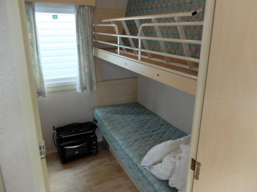 a small room with a bunk bed and a bunk bed at REGENCY HOLIDAY Tour Opérateur dans Camping 5 étoiles Frejus, Cote d'Azur in Fréjus