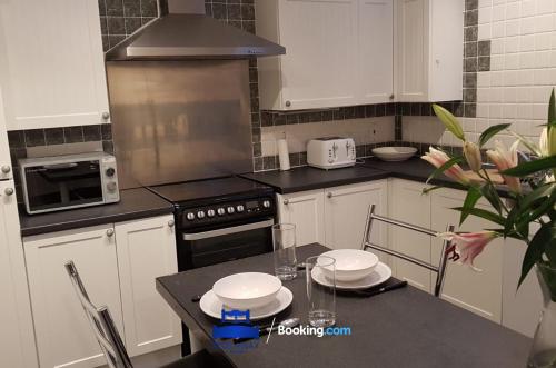 Dapur atau dapur kecil di Spacious 5 Bedroom Apartment Ideal for Contractors By Beds Away Short Lets & Serviced Accommodation Oxford with Parking in Iffley