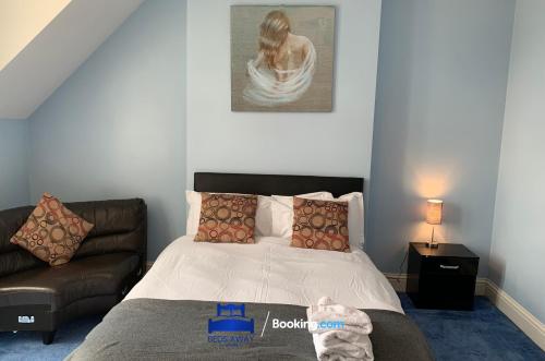 Tempat tidur dalam kamar di Spacious 5 Bedroom Apartment Ideal for Contractors By Beds Away Short Lets & Serviced Accommodation Oxford with Parking in Iffley