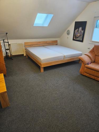 ライヒリンゲンにあるFerienwohnung Leichlingenのベッドルーム(大型ベッド1台、ソファ付)