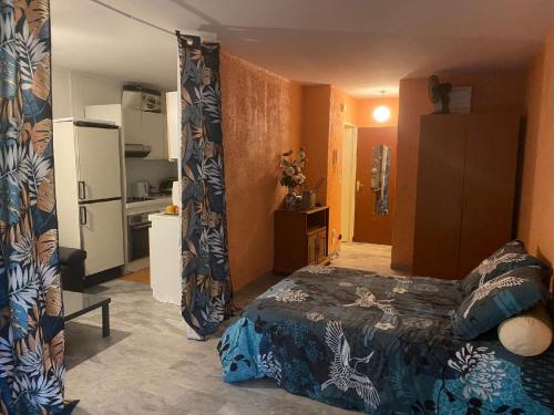 Cette petite chambre comprend un lit et un réfrigérateur. dans l'établissement Residence du tanit, à Antibes