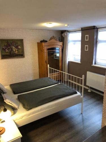 奎德林堡的住宿－Himmel & Hölle Pölkenstraße，一间卧室配有一张铺有木地板的床。