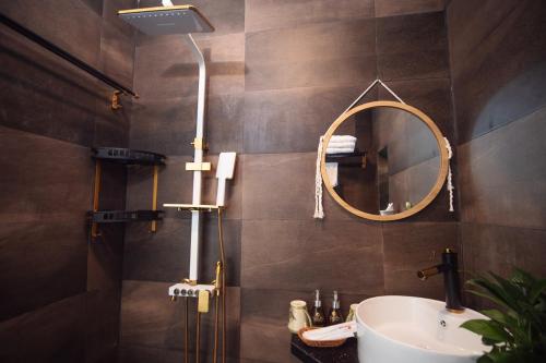 een badkamer met een wastafel en een spiegel bij Marina Hoian Villa in Hội An