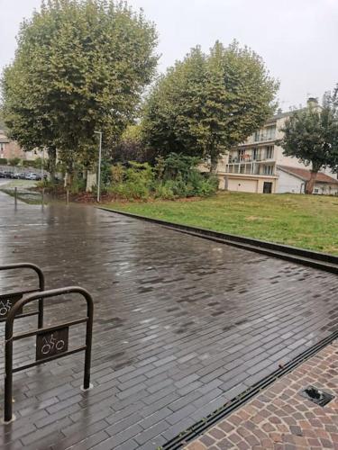 un banc assis sous la pluie dans une rue dans l'établissement T1 bis centre ville d'Aurillac, à Aurillac