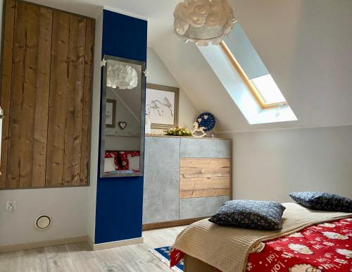 a bedroom with a bed and a skylight at Domek wakacyjny in Pogorzelica