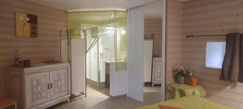 a room with a bathroom with a shower and a sink at Gîte cosy, sur jardin, terrasse privée, parking au calme en rdc in Gémozac