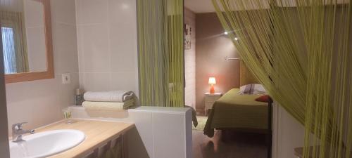 GémozacにあるGîte ANISのバスルーム(シンク付)、ベッド1台が備わります。