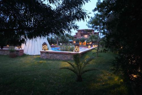 a backyard with a swimming pool and a house at Maison d'hôtes Errafiqi in Safi