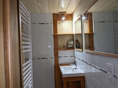 W łazience znajduje się umywalka i lustro. w obiekcie Clos du Gaja près de Jazz in Marciac w mieście Troncens