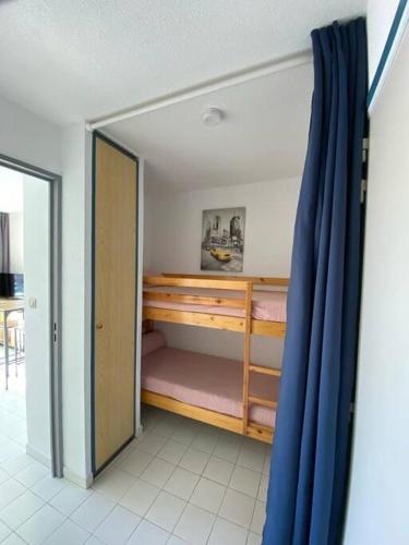 - une chambre avec des lits superposés dans l'établissement Appart à 200m de la plage, à Sète