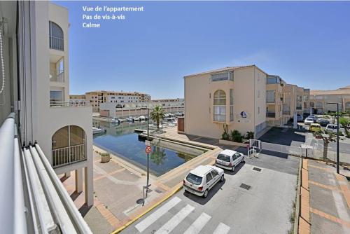 una vista de una ciudad con coches aparcados en un aparcamiento en Appart à 200m de la plage, en Sète