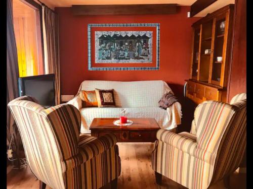 La casita de Cerler في سيرلير: غرفة معيشة مع كرسيين وأريكة