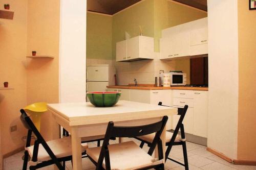 een keuken met een tafel en een kom erop bij Antica casa Odone in Asti