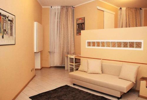 een woonkamer met een bank in een kamer bij Antica casa Odone in Asti