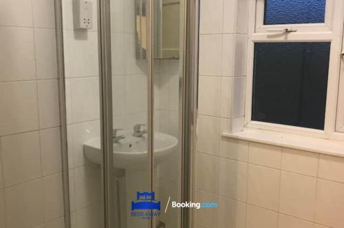 y baño con ducha y lavamanos. en 3 Bedroom House For Contractors By Beds Away Short Lets & Serviced Accommodation Oxford With Free Parking for 2 Cars en Oxford