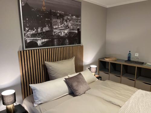 ein Schlafzimmer mit einem Bett mit einem Bild an der Wand in der Unterkunft Wohnen bei FrauSchmitt in Bad König