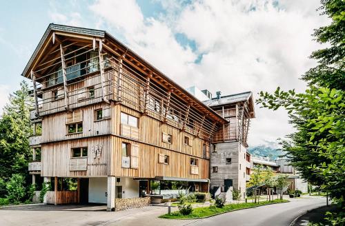 een appartementencomplex met een houten gevel bij Werdenfelserei in Garmisch-Partenkirchen