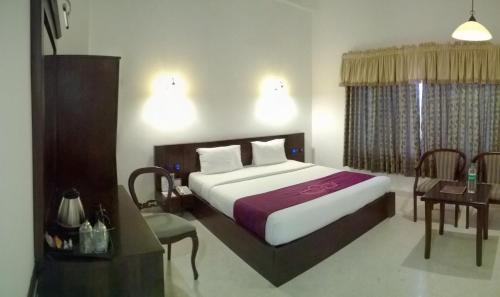 Postel nebo postele na pokoji v ubytování Lakshmi Hotel